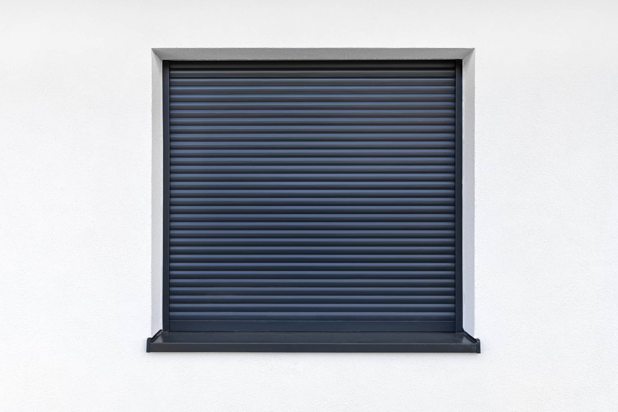 Rolety okienne – uniwersalna osłona do okien w domu i nie tylko